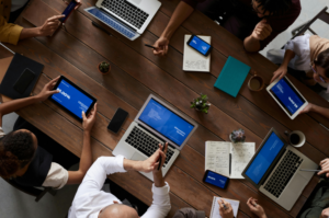 reunião em uma mesa composta por uma equipe de pessoas diversas