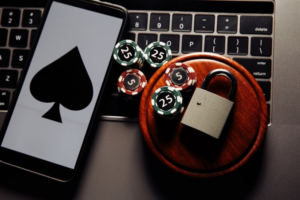 celular, fichas de poker e cadeado indicam a importância de jogar com responsabilidade